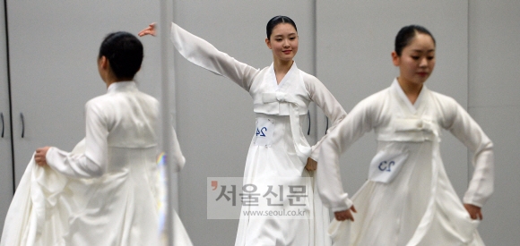 17일 서울 종로구 상명대학교에서 열린 상명대 무용예술학과 2017 정시모집 실기고사에 앞서 수험생이 연습하고 있다.  박윤슬 기자 seul@seoul.co.kr