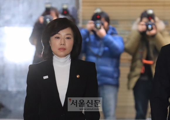 이른바 ’문화·예술계 블랙리스트’의 윗선으로 꼽히는 조윤선 문화체육관광부 장관이 17일 오전 직권남용 권리행사방해 혐의의 피의자 신분으로 조사를 받기 위해 서울 강남구 대치동 특검에 출석하고 있다.  강성남 기자 snk@seoul.co.kr