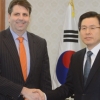[서울포토] 악수하는 황교안 권한대행 - 리퍼트 주한 美대사