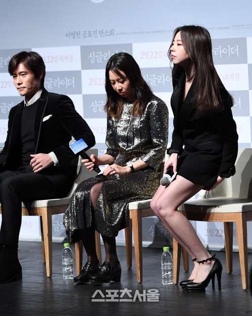 16일 열린 영화 ‘싱글라이더’ 제작발표회에 참석한 배우 안소희(오른쪽).