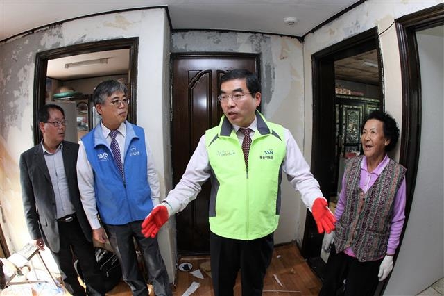 양기대 광명시장이 시 주거환경개선 사업 현장을 찾았다. 광명시 제공