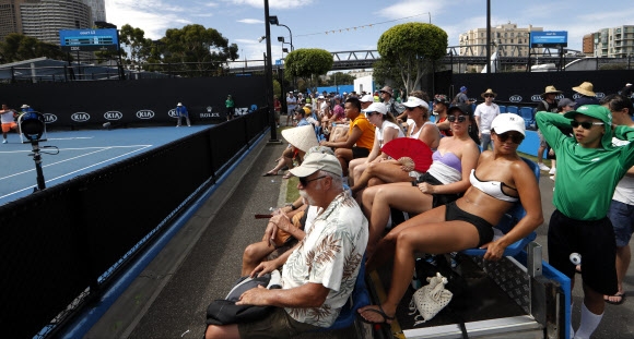 17일(현지시간) 호주 멜버른에서 열린 호주 오픈 테니스 선수권 대회에서 관중들이 경기를 관람하고 있다. AP 연합뉴스