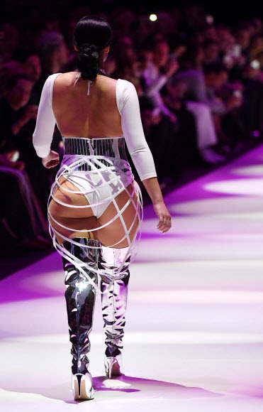 모델이 16일(현지시간) 독일 베를린에서 열린 ‘베를린 패션 위크’에서 이색적인 의상을 선보이고 있다.  AFP 연합뉴스