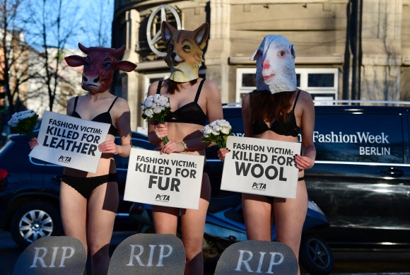 동물 권리 협회 ‘PETA’ 활동가들이 17일(현지시간) 독일 베를린에서 열린 ‘베를린 패션 위크’에서 항의 시위를 하고 있다. AFP 연합뉴스