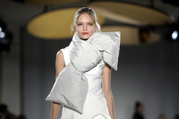 모델이 17일(현지시간) 독일 베를린에서 열린 ‘메르세데스 벤츠 패션 위크’에서 디자이너 도로시 슈마허의 작품을 선 보이고 있다. AP 연합뉴스