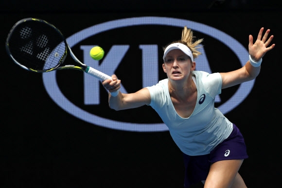 미국 테니스 선수 줄리아 보서럽이 18일(현지시간) 호주 멜버른에서 열린 2017 호주오픈테니스 대회에서 경기를 펼치고 있다. AP 연합뉴스