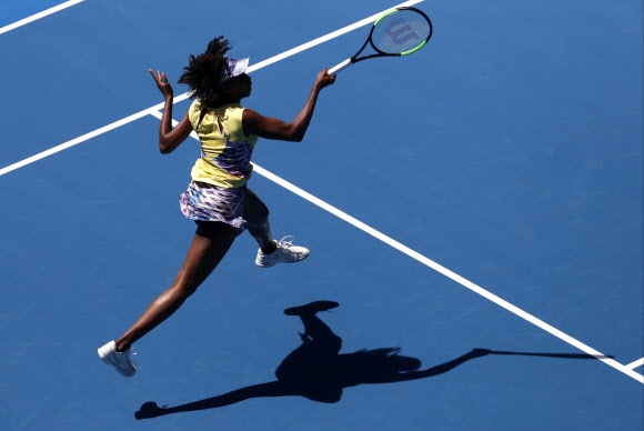 미국 테니스 선수  비너스 윌리엄스가 18일(현지시간) 호주 멜버른에서 열린 2017 호주오픈테니스 대회에서 경기를 펼치고 있다. AP 연합뉴스