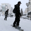 [포토] 폭설 내린 김에 ‘거리에서 스노보드를’