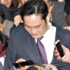 [서울포토] 취재진에 둘러싸인 이재용…영장심사 위해 중앙지법으로