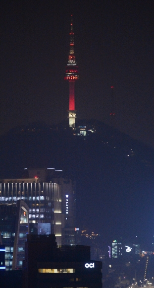 올해 들어 두번째 초미세먼지주의보가 발령된 18일 밤, 남산N서울타워가 붉은 조명을 비추고 있다. 남산 N서울타워는 매일 일몰 후 부터 자정까지 서울시 공기질 정보를 조명을 통해 알려주고 있다. 붉은색은 미세먼지 농도가 매우 높다는 뜻이다.  이언탁 기자 utl@seoul.co.kr