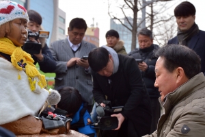 일본 영사관 소녀상에 예를 갖춘 박삼석 부산 동구청장 “CCTV 설치”