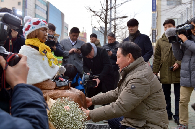 박삼석 부산 동구청장은 19일 일본영사관 앞 소녀상을 방문 예를갖추고 소녀상 보호를 위해 폐쇄회로(CCTV)설치 등 모든 방안을 마련하겠다고 말했다.부산 동구제공. 