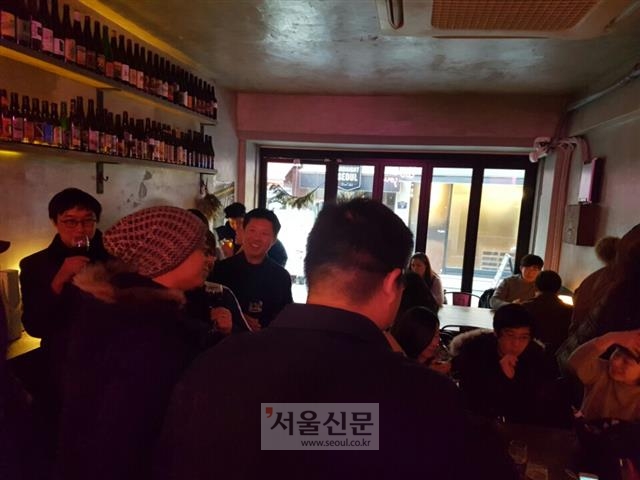 사우어맥주 팬들이 지난 15일 서울 용산구 이태원의 사우어맥주 전문 펍에서 사우어 맥주를 손에 들고 이야기를 나누며 즐거워하고 있다.