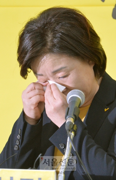 심상정 정의당 대표가 19일 국회에서 가진 제19대 대선 출마 기자회견 도중 한 노동자의 얘기를 하다 울컥해 수건으로 눈물을 닦고 있다. 이종원 선임기자 jongwon@seoul.co.kr