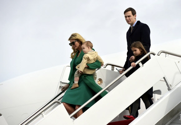 트럼프 미국 대통령 당선인의 장녀인 이반카 트럼프와 사위 자레드 쿠시너, 자녀들이 19일(현지시간) 대통령 취임식 참석차 메릴랜드 주 앤드류스 공군기지데 도착해 비행기에서 내리고 있다. AFP 연합뉴스