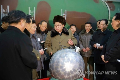 김정은 북한 국방위원회 제1위원장이 핵무기 연구 부문 과학자, 기술자들을 만나 이야기를 나누는 모습. 연합뉴스 자료사진