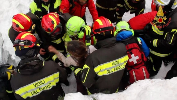 ‘눈사태’ 이탈리아 호텔서 생존자 구출