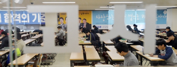 22일 서울 동작구 노량진에 위치한 한 경찰시험 학원에서 공시생들이 휴일도 없이 나와 자습을 하고 있다. 손형준 기자 boltagoo@seoul.co.kr