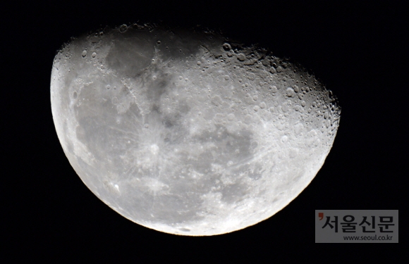 강원 화천군 조경철천문대에서 천체망원경으로 촬영한 달의 모습.