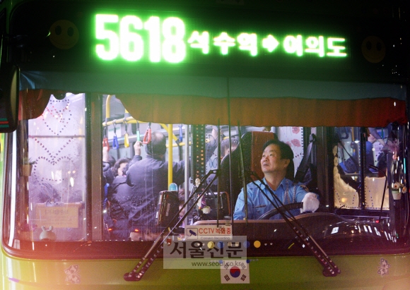 모범기사 허영구씨가 여의도 환승센터에서 승객들이 안전하게 내렸는지를 확인하고 있다. 서울에서 가장 먼저 출발하는 이 버스는 새벽 3시 30분에 구로동 차고지를 출발해 4시 40분에 여의도에 도착했다.