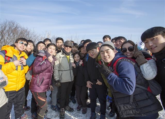 박삼구(앞줄 왼쪽 세 번째) 금호아시아나그룹 회장이 지난 21일 경기 태화산에서 신입사원들과 기념사진을 찍는 모습. 금호아시아나 제공