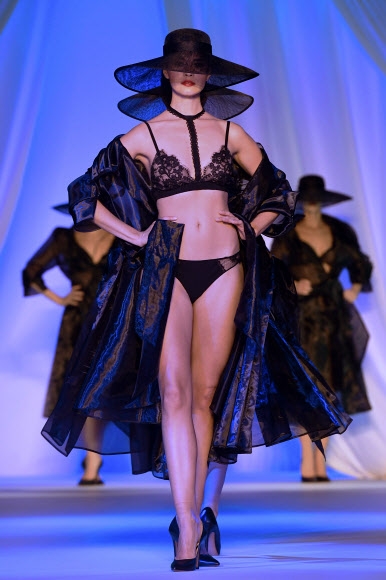 모델들이 22일(현지시간) 프랑스 파리에서 열린 ‘Lingerie, Mon Amour’ 프랑스 란제리쇼 중 Lingerie Francaise의 작품을 선보이고 있다. AFP 연합뉴스