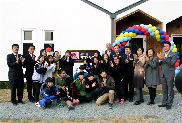 지난해 11월 4일 충남 홍성에 위치한 ‘롯데제과 스위트홈 4호점’ 개관식에서 허광학(오른쪽 네 번째) 홍성군 부군수, 김용수(다섯 번째) 롯데제과 사장 등 관계자들이 기념 촬영을 하고 있다. 롯데제과 제공