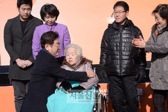 어머니와 함께 대권 출사표 이재명(왼쪽) 성남시장이 23일 자신이 소년 시절 노동자로 일했던 경기 성남시 오리엔트 시계공장에서 대선 출마 선언을 하기에 앞서 휠체어를 타고 행사장에 참석한 노모를 감싸안고 있다. 이종원 선임기자 jongwon@seoul.co.kr