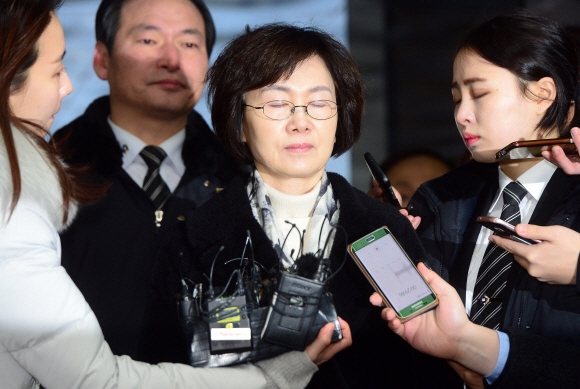 최경희 전 이화여대 총장이 구속 전 피의자 심문을 받기 위해 24일 서울 중앙지법에 도착해 기자들의 질문을 받고 있다.  정연호 기자 tpgod@seoul.co.kr