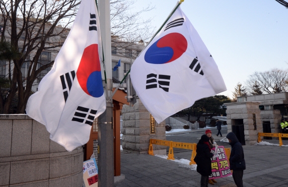 23일 서울 종로구 헌법재판소 앞 도로와 안국역 등 율곡로 일대에 의문의 태극기가 게양되어 있다.  도준석 기자 pado@seoul.co.kr