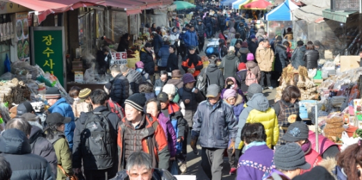 [서울포토] 설 대목 앞두고 북적이는 모란시장