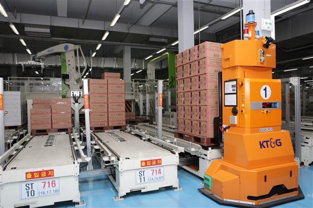 대전 대덕구 KT&G 신탄진공장에서 로봇들이 수출용 담배 박스를 자동으로 분류해 옮기고 있다. KT&G 제공