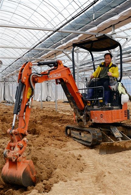 황순곤 안동파파야농장 대표가 열대식물을 옮겨심기 위해 새로 지은 온실에서 포클레인 작업을 하고 있다. 안동 강성남 선임기자 snk@seoul.co.kr