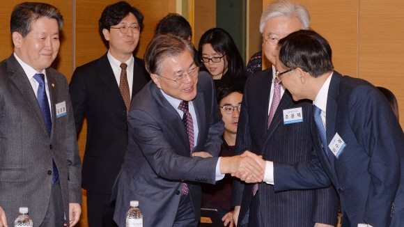 문재인 전 더불어민주당 대표가 24일 서울 여의도 메리어트호텔에서 자신의 싱크탱크인 ‘정책공간 국민성장’ 주최로 열린 외교·안보 정책간담회에서 참석자들과 악수를 나누고 있다. 이종원 선임기자 jongwon@seoul.co.kr