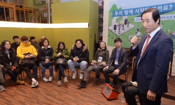 문석진(맨 오른쪽) 서울 서대문구청장이 지난 19일 창천동에서 열린 청년정책 네트워크 발대식에서 위원들을 격려하고 있다. 최해국 선임기자 seaworld@seoul.co.kr 문석진(맨 오른쪽) 서울 서대문구청장이 지난 19일 창천동에서 열린 청년정책 네트워크 발대식에서 위원들을 격려하고 있다. 최해국 선임기자 seaworld@seoul.co.kr