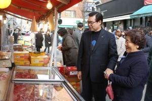 시장서 지갑 여는 용산 공무원