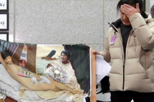 보수단체, ‘朴대통령 나체화’ 파손…“표창원 정세균 개XX”