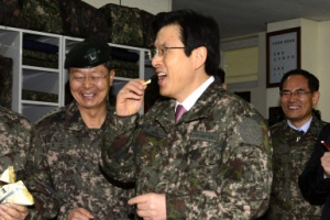 황 대행 “아파서 군대 못간 것 죄라고 한다면 안타까워”