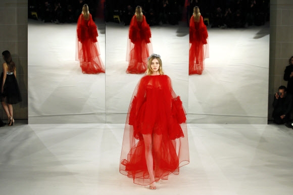 24일(현지시간) 프랑스 파리에서 열린 알렉시스 마빌의 오트 쿠튀르 2017 봄/여름 컬렉션 패션쇼에서 모델이 의상을 선보이고 있다. AP 연합뉴스