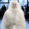 [포토] 한 치의 맨살도 허용하지 않는 순백의 드레스