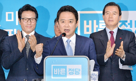 남경필(가운데) 경기지사가 25일 서울 여의도 바른정당 중앙당사에서 대통령 선거 출마를 공식 선언하고 있다. 이종원 선임기자 jongwon@seoul.co.kr