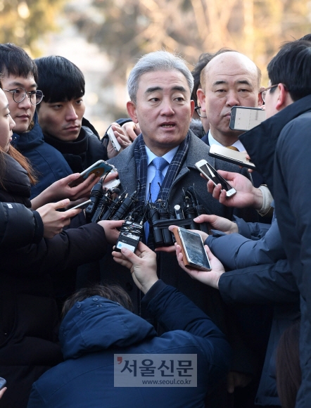 유진룡 전 문화체육관광부 장관이 25일 서울 종로구 헌법재판소에서 열린 박근혜 대통령 탄핵심판 9차 변론에 증인으로 출석하기 전 헌재 앞에서 취재진의 질문에 답하고 있다. 박윤슬 기자 seul@seoul.co.kr