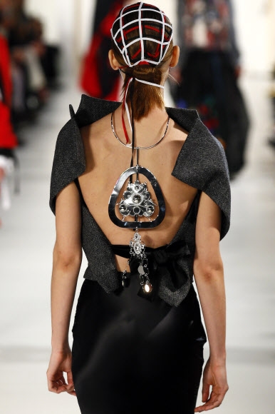 모델이 25일(현지시간) 프랑스 파리에서 열린 ‘메종 마르지엘라의 오트 쿠튀르 봄-여름 2017 패션 컬렉션’의 작품을 선보이고 있다. AP 연합뉴스