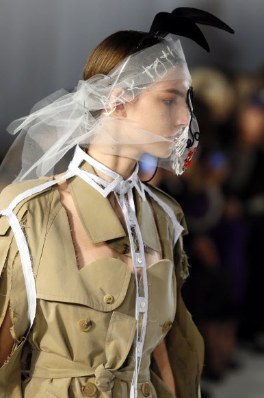 모델이 25일(현지시간) 프랑스 파리에서 열린 ‘메종 마르지엘라의 오트 쿠튀르 봄-여름 2017 패션 컬렉션’의 작품을 선보이고 있다. AP 연합뉴스