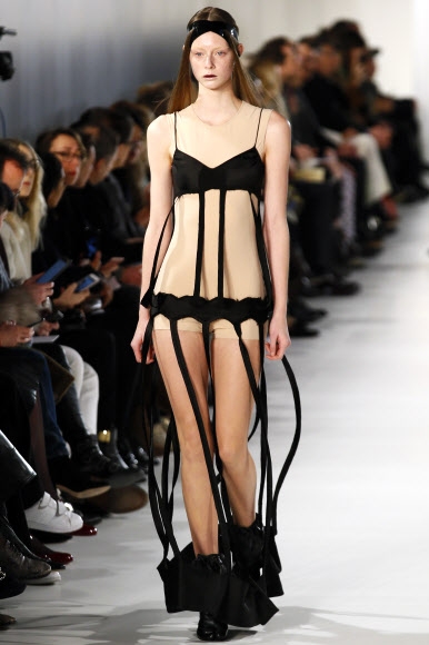 모델이 25일(현지시간) 프랑스 파리에서 열린 ‘메종 마르지엘라의 오트 쿠튀르 봄-여름 2017 패션 컬렉션’의 작품을 선보이고 있다. AP 연합뉴스