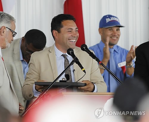 국제복싱 명예의전당에 입회하며 소감을 밝히는 오스카 델라 호야.  AP 자료사진 