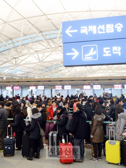 [서울포토]설 연휴 맞아 북적거리는 인천공항