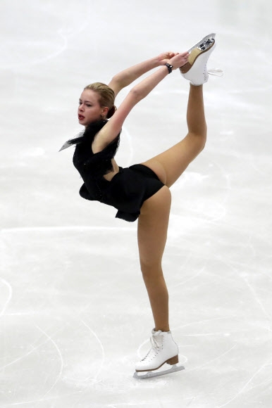 러시아의 안나 포고릴라야가 25일(현지시간) 체코 오스트라바에서 열린 국제빙상경기연맹(ISU) 유럽 피겨스케이팅 선수권대회에서 쇼트프로그램을 선보이고 있다. AP 연합뉴스