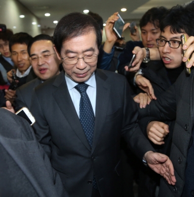 [서울포토] 박원순, 대선 불출마 선언…쏟아지는 질문 세례