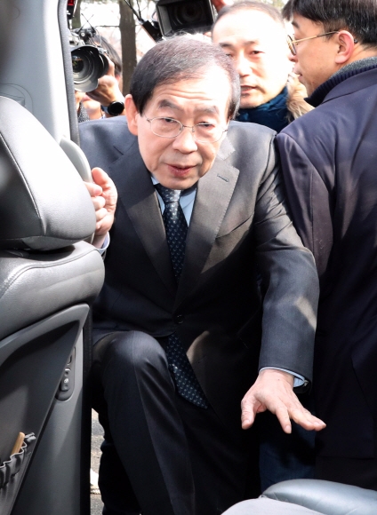 [서울포토] 대선 불출마 기자회견 후 차에 오르는 박원순